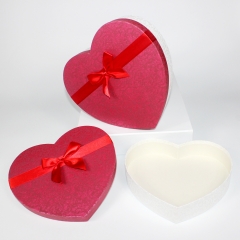 caja de regalo en forma de corazón con cinta