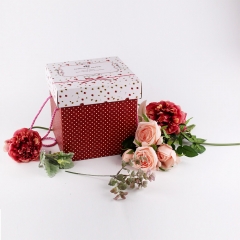Florista que embala la forma cuadrada de la caja de regalo de las flores para la decoración del banquete de boda