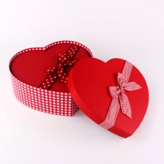 Caja de dulces en forma de corazón rojo con cinta para golosinas, chocolate, dulces, flores y regalos