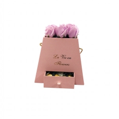 Elegante caja de regalo de papel de flores con cinta y cajón