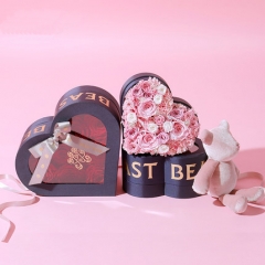 caja de flores en forma de corazón