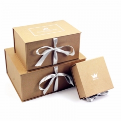 Caja de regalo de papel con logotipo personalizado Kraft plegable con cinta