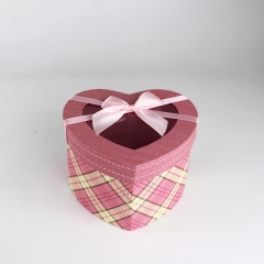 Caja de cartón rosa con forma de corazón con lazo para boda