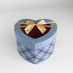 Caja de papel en forma de corazón con forma de corazón hecho a mano con ventana de pvc y arco