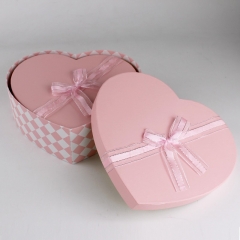 Caja de cartón en forma de corazón de estilo simple para cumpleaños