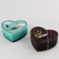 caja de embalaje de cartón de caramelo en forma de corazón con piezas de metal para la boda